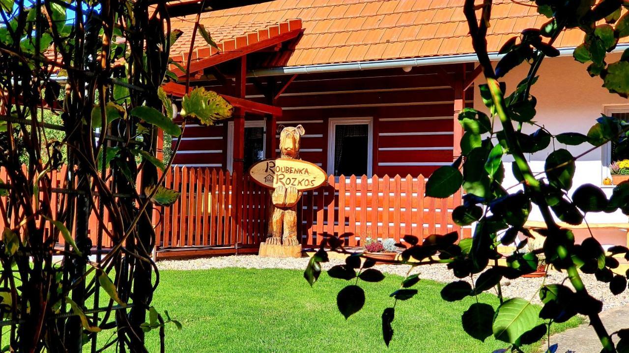 Roubenka Rozkos Villa โนเว เมสตู นอด เมตูยี ภายนอก รูปภาพ