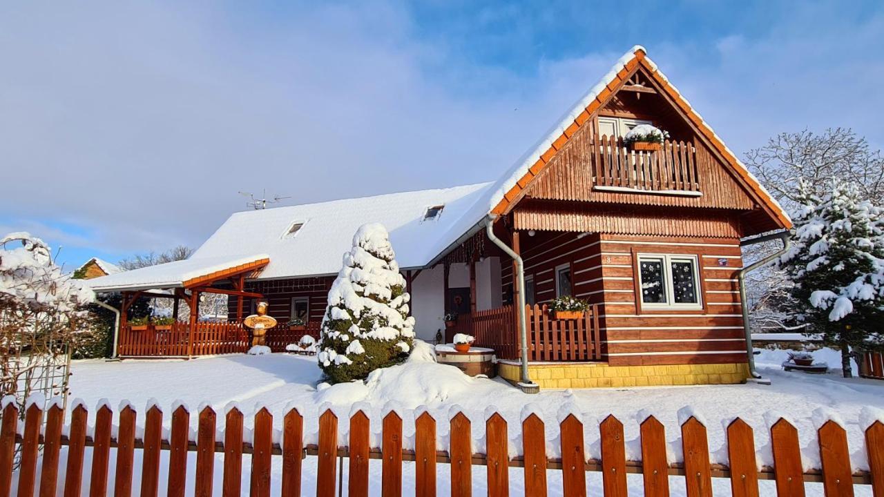 Roubenka Rozkos Villa โนเว เมสตู นอด เมตูยี ภายนอก รูปภาพ
