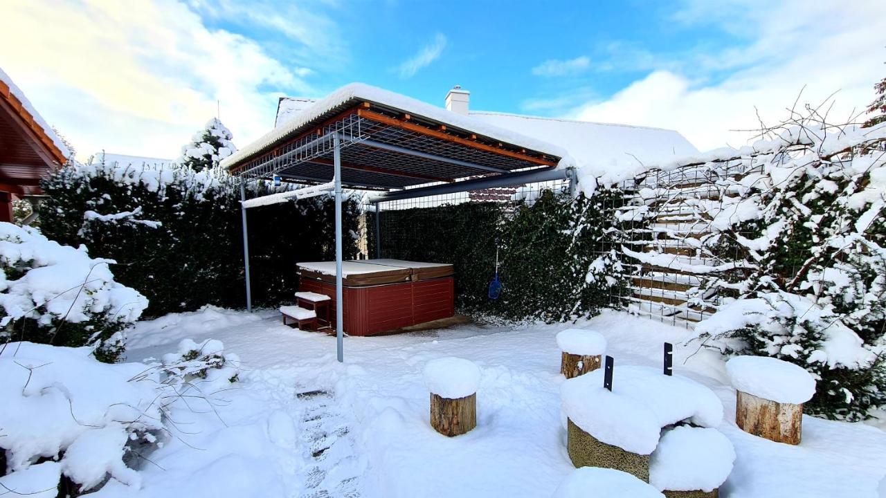 Roubenka Rozkos Villa โนเว เมสตู นอด เมตูยี ภายนอก รูปภาพ