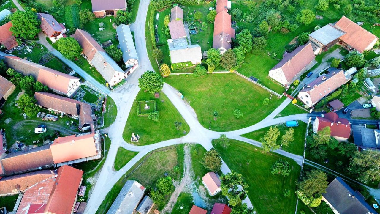 Roubenka Rozkos Villa โนเว เมสตู นอด เมตูยี ภายนอก รูปภาพ