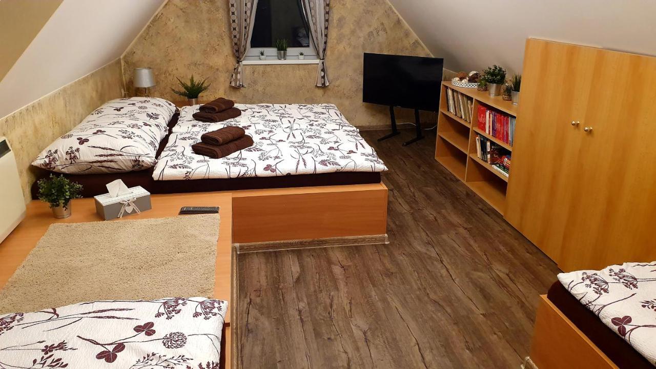 Roubenka Rozkos Villa โนเว เมสตู นอด เมตูยี ภายนอก รูปภาพ