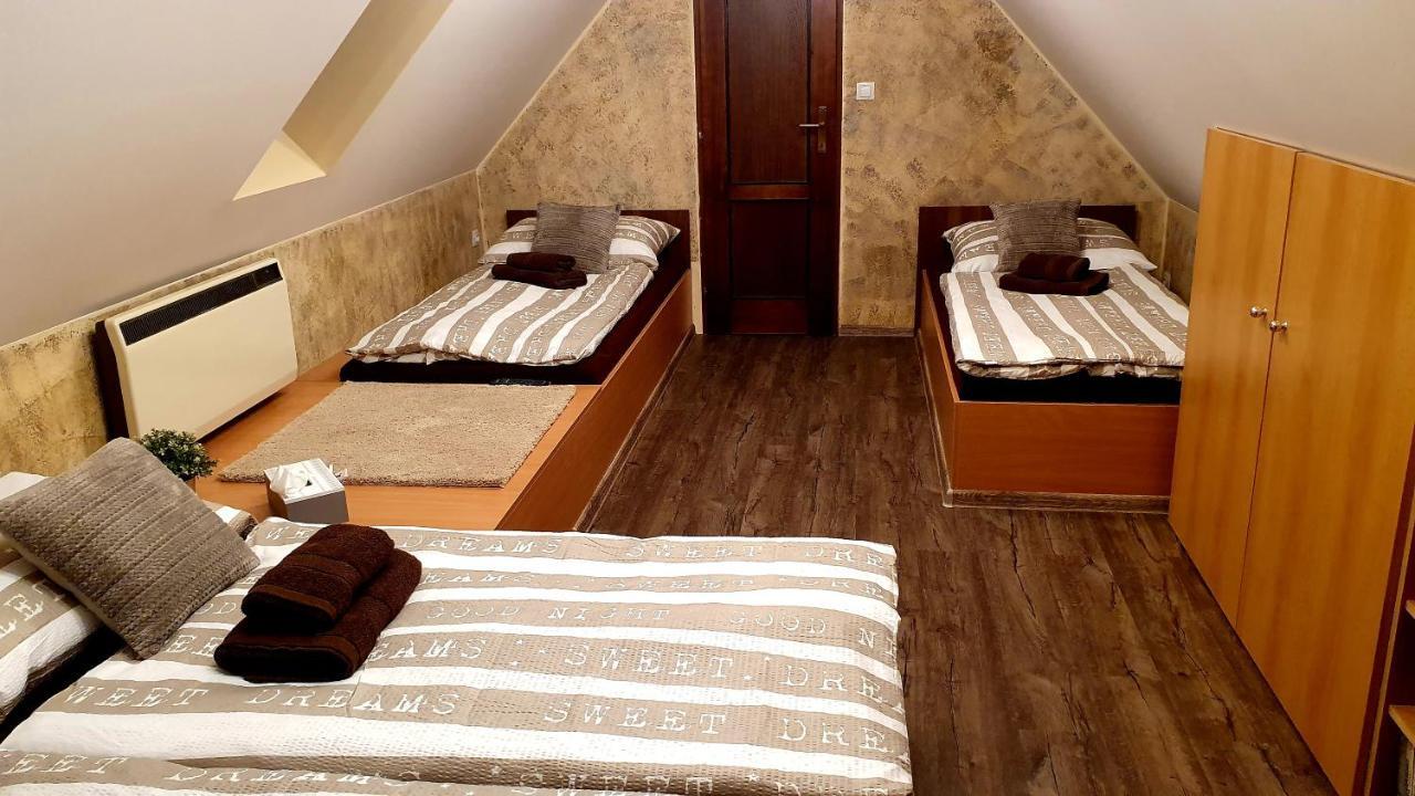 Roubenka Rozkos Villa โนเว เมสตู นอด เมตูยี ภายนอก รูปภาพ